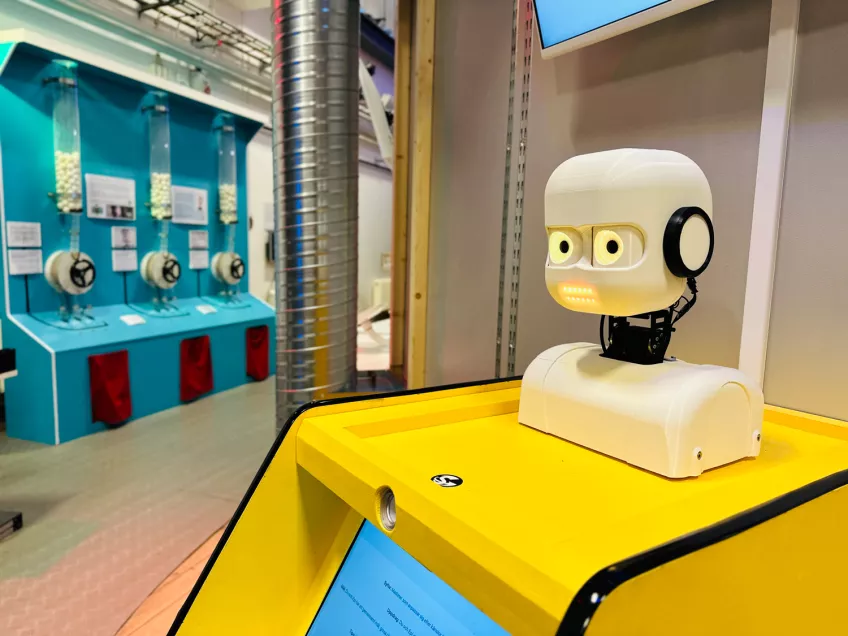 A robot torso on a yellow machine at Vattenhallen Science Centre. Photo.